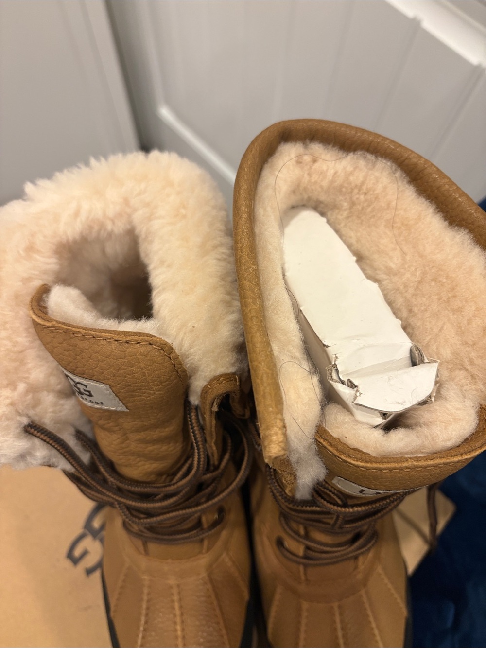NWB UGG Women's Waterproof Laceup Winter Adirondack Boot III Chestnut/Tan 9 Shoe - Picture 2 of 11